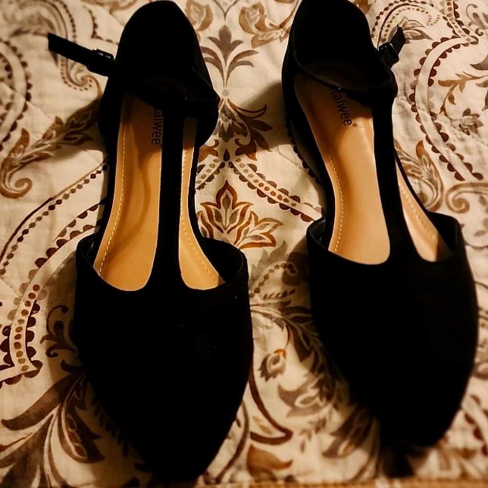 Stylish Black Flats by Callwee
